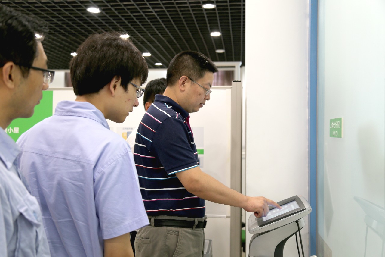 曾波書記現(xiàn)場體驗公司產(chǎn)品