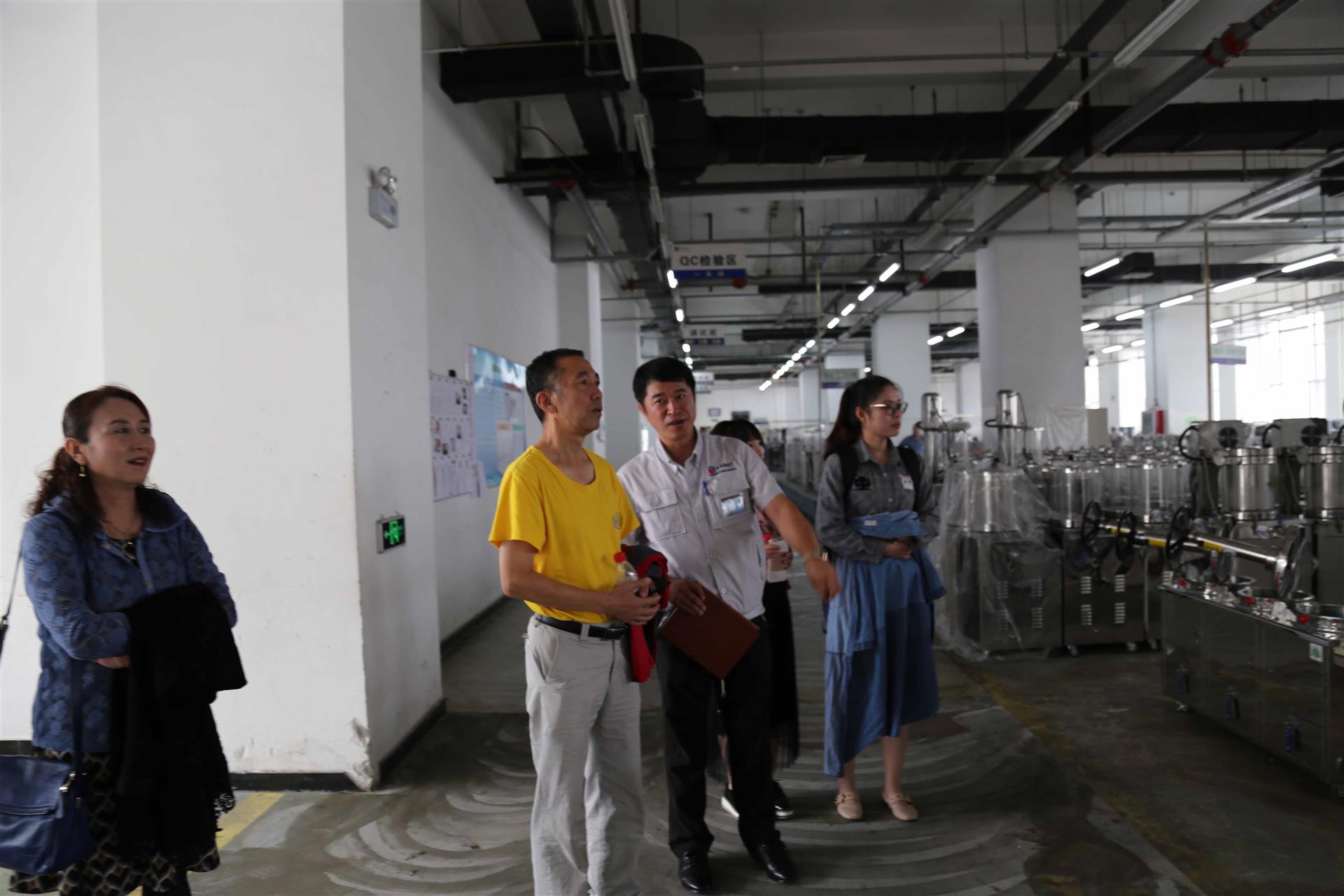 參觀煎藥機的生產車間