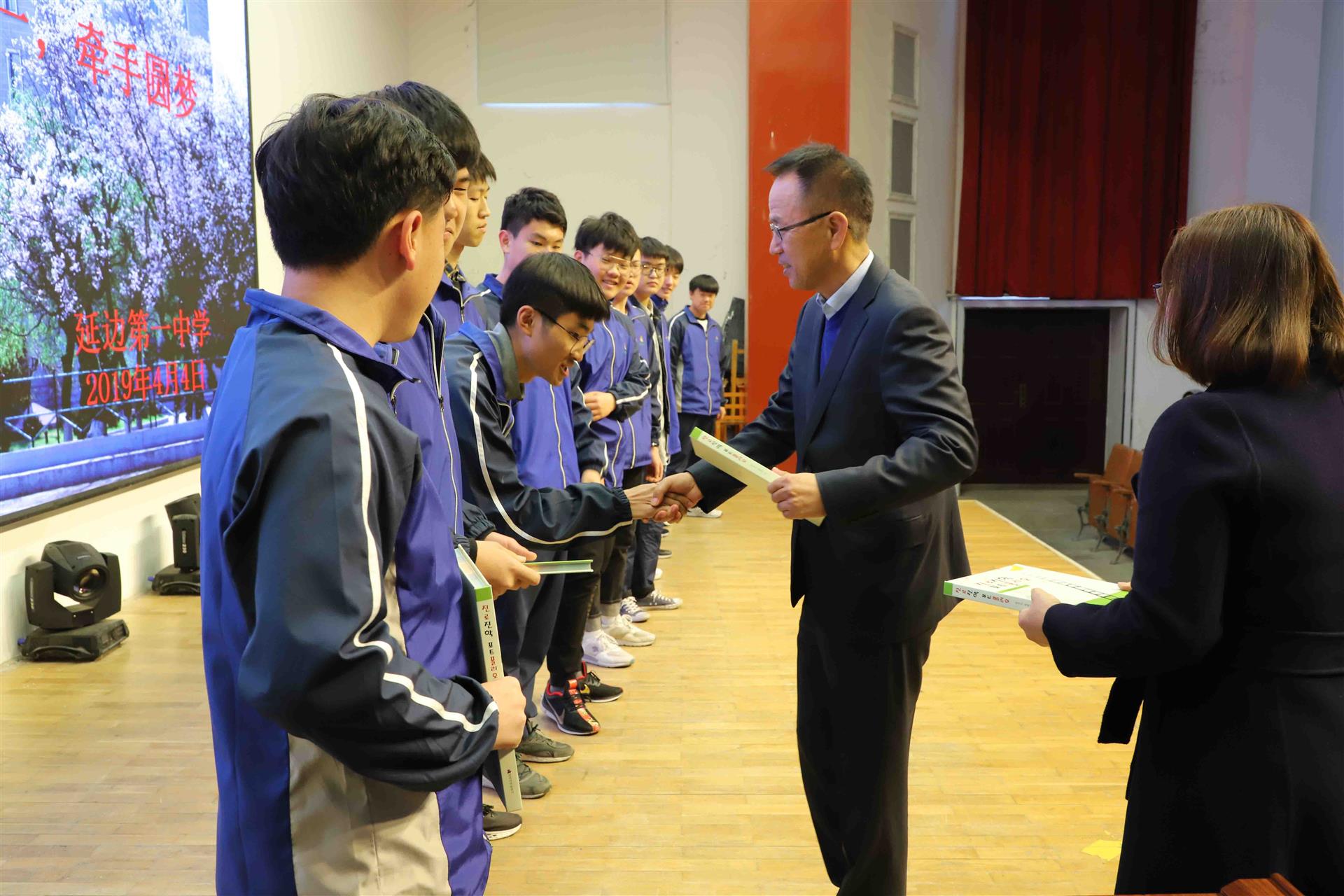 捐贈(zèng)圖書(shū) 捐贈(zèng)圖書(shū)